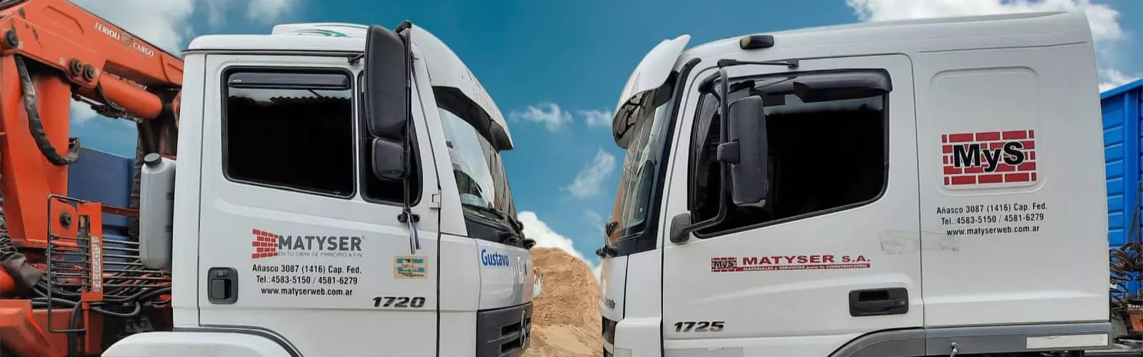 Camiones de la empresa en distribucion de materiales